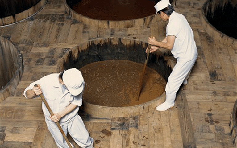 「迫力の杉樽櫂（かい）入れ」